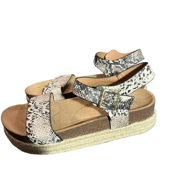 Qupid Women's Ankle Strap Snakeskin Pattern Flat Sole Sandals Size 10 - Picture 3 of 8